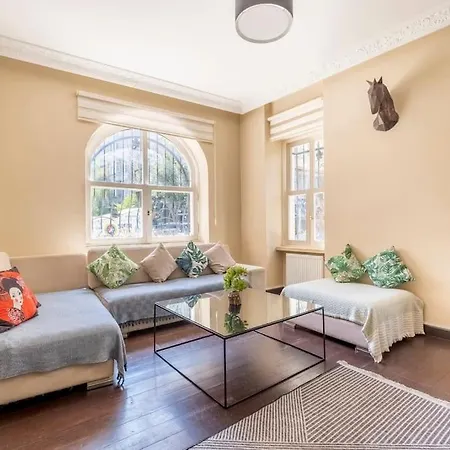 Designer Flat With 3 Bedrooms Apartment *